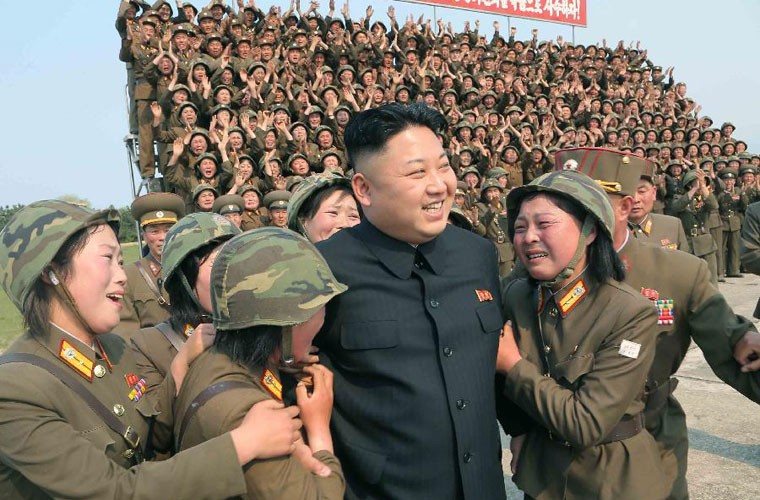 Hôm 24/4, nhà lãnh đạo Triều Tiên Kim Jong-un đã có chuyến thăm tới đơn vị pháo binh 851 và theo dõi các nữ binh sĩ thuộc đơn vị này bắn đạn thật tấn công mục tiêu trên biển. Trong ảnh là nhà lãnh đạo Kim Jong-un trong “vòng vây” của các nữ binh sĩ.